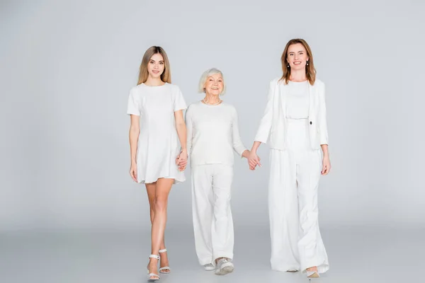 Longitud Completa Tres Generaciones Mujeres Felices Sonriendo Mientras Toman Mano — Foto de Stock