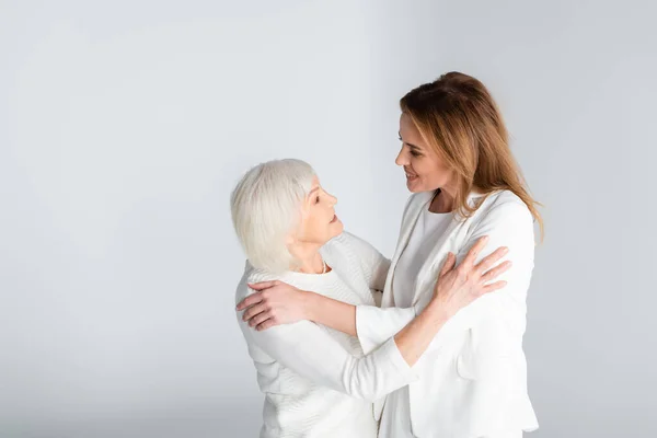 Senior Moeder Gelukkig Dochter Kijken Naar Elkaar Terwijl Knuffelen Geïsoleerd — Stockfoto