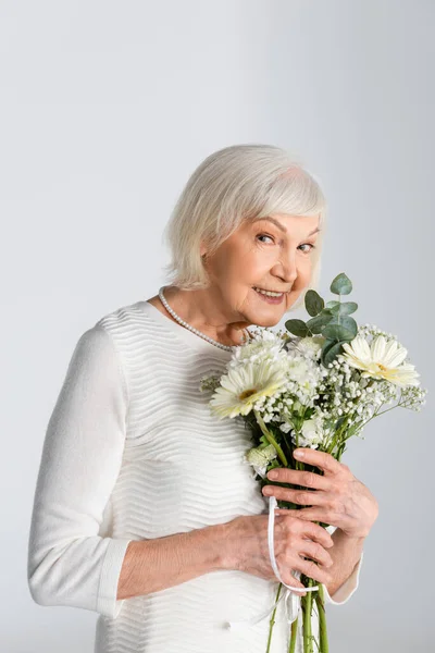 Mujer Jubilada Feliz Con Pelo Gris Sosteniendo Flores Aisladas Gris — Foto de Stock
