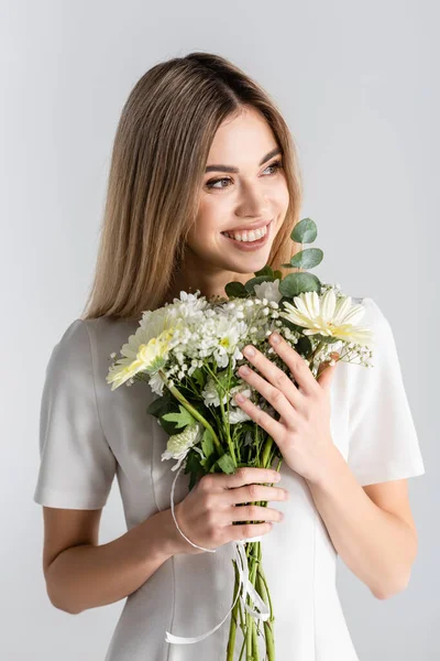 快乐的年轻女子微笑着 手里拿着灰色的花朵 — 图库照片