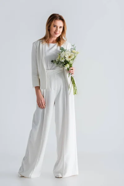 Longitud Completa Mujer Traje Blanco Con Flores Gris —  Fotos de Stock