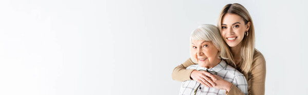 веселая внучка обнимает старшую бабушку, изолированную на белом, баннере