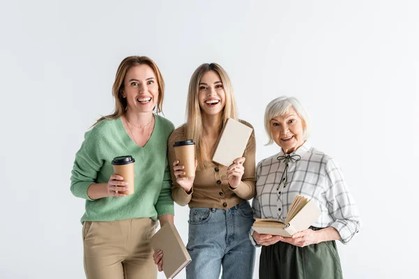 Tres Generaciones Mujeres Alegres Sosteniendo Vasos Papel Libros Aislados Blanco — Foto de Stock