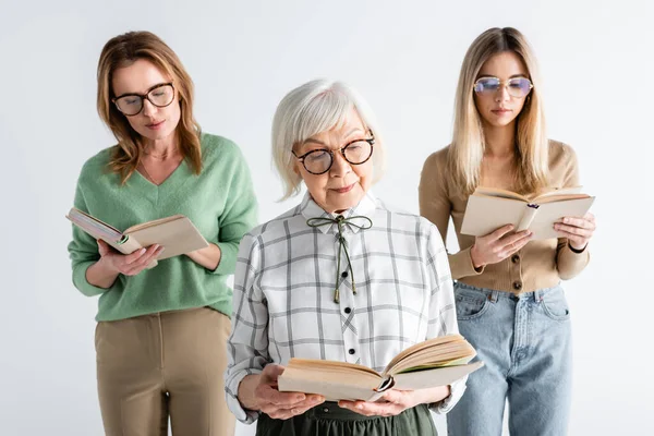 Tres Generaciones Mujeres Gafas Leyendo Libros Aislados Blanco — Foto de Stock