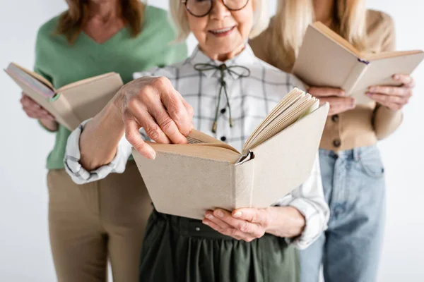 Vista Recortada Tres Generaciones Mujeres Gafas Leyendo Libros Aislados Blanco — Foto de Stock