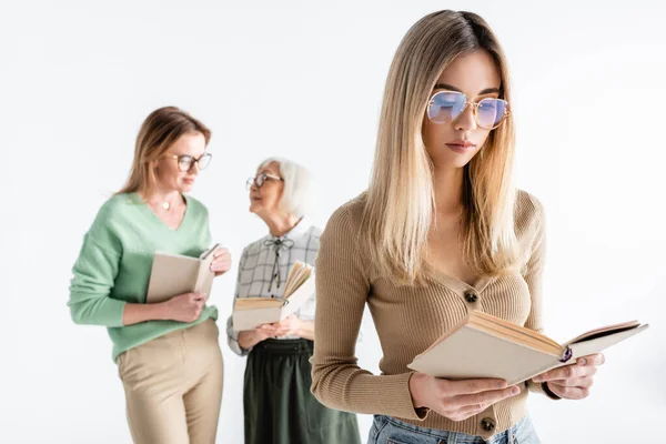 Mujer Joven Gafas Libro Lectura Cerca Madre Abuela Sobre Fondo —  Fotos de Stock