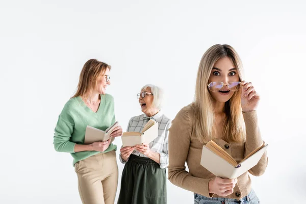 Verrast Vrouw Bril Holding Boek Buurt Van Moeder Oma Wazig — Stockfoto