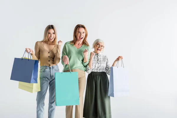 Drie Generaties Verwonderde Vrouwen Die Boodschappentassen Geïsoleerd Houden Wit — Stockfoto