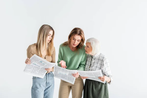 Tres Generaciones Mujeres Leyendo Periódicos Aislados Blanco — Foto de Stock