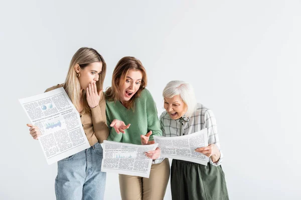 Tres Generaciones Mujeres Sorprendidas Leyendo Periódicos Aislados Blanco — Foto de Stock