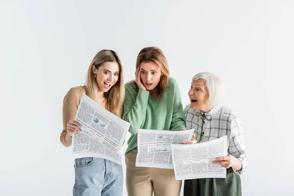 Drei Generationen Erstaunter Frauen Die Isoliert Auf Weißem Papier Zeitungen — Stockfoto