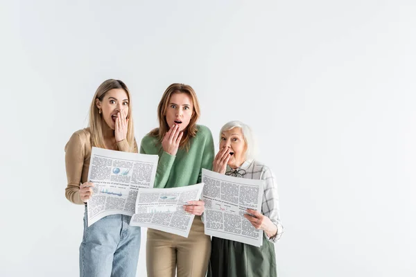Três Gerações Mulheres Chocadas Segurando Jornais Isolados Branco — Fotografia de Stock