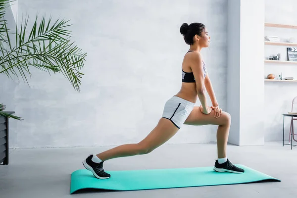 Oldalnézetben Sportos Afro Amerikai Csinál Előre Tüdő Testmozgás Fitness Mat — Stock Fotó