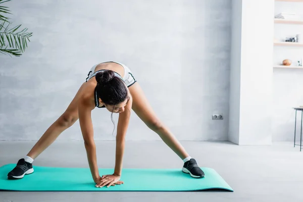 Junge Afrikanisch Amerikanische Sportlerin Macht Vorwärtsbeugeübung Auf Fitnessmatte Hause — Stockfoto