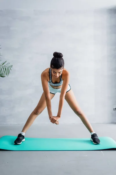 Young African American Sportswoman Doing Forward Bend Exercise Fitness Mat — Stock Photo, Image