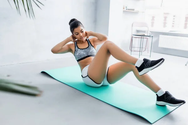 Afroamerikanerin Sportbekleidung Beim Bauchmuskeltraining Auf Fitnessmatte Unscharfer Vordergrund — Stockfoto