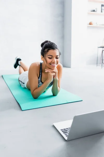 Mosolygós Afro Amerikai Sportnő Nézi Laptop Miközben Feküdt Fitness Mat — Stock Fotó