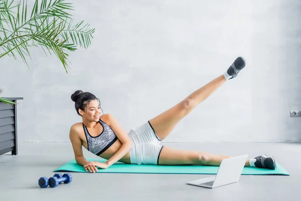 Young African American Woman Sportswear Exercising Fitness Mat Laptop Home — Stock Photo, Image