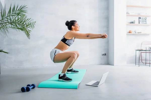 Jovem Afro Americana Esportista Fazendo Sit Ups Perto Laptop Halteres — Fotografia de Stock