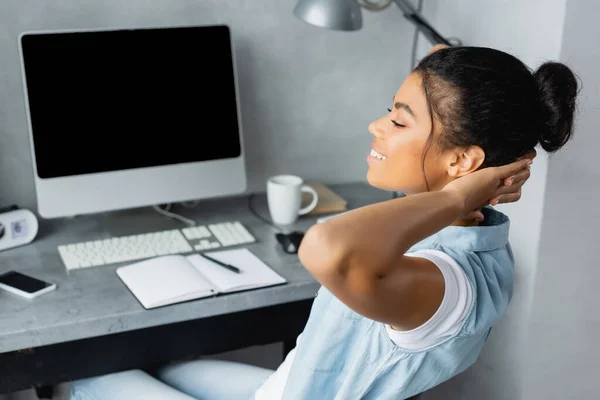 Freelancer Afro Americano Sorridente Perto Monitor Computador Com Tela Branco — Fotografia de Stock