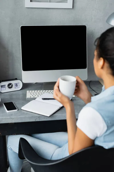 Jovem Freelancer Afro Americano Segurando Xícara Chá Perto Monitor Computador — Fotografia de Stock