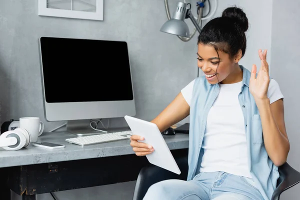 Cheerful African American Freelancer Waving Hand Video Call Digital Tablet — Stock Photo, Image