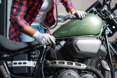 Stetoskop ile motorun motor tanısını yapan tamircinin kısmi görüntüsü