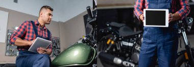 Motosikleti kontrol eden ve atölyede boş ekranlı dijital tableti tutan mekanik kolajı, afiş