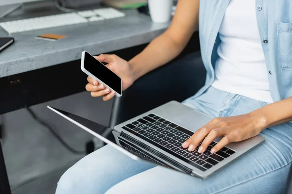 Partial View African American Freelancer Holding Smartphone Blank Screen While — Stock Photo, Image