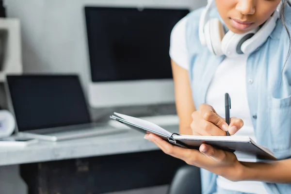 Vista Parcial Escritura Freelancer Afroamericana Portátil Cerca Del Ordenador Portátil —  Fotos de Stock