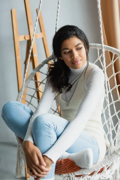 Sorrindo Mulher Americana Africana Sonhadora Olhando Para Longe Enquanto Sentada — Fotografia de Stock