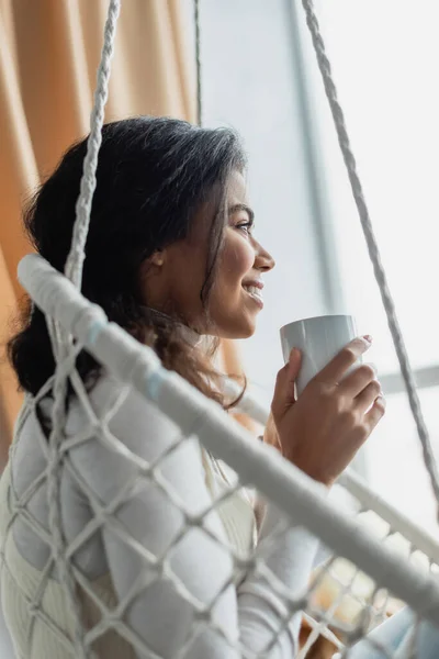 Seitenansicht Einer Afroamerikanerin Die Hängesessel Mit Einer Tasse Warmen Tee — Stockfoto