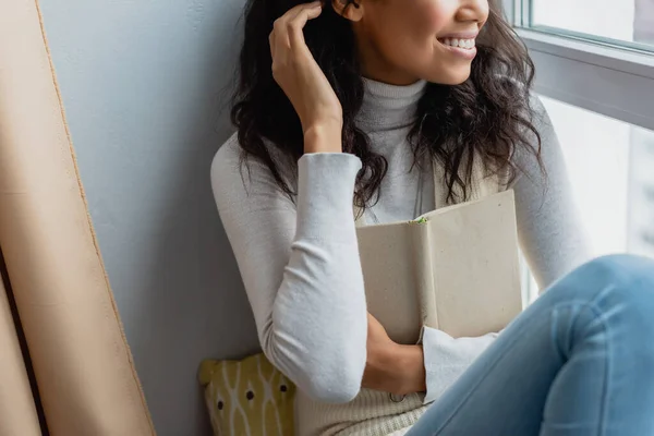 Vista Parcial Mujer Afroamericana Feliz Tocando Pelo Mientras Está Sentado — Foto de Stock