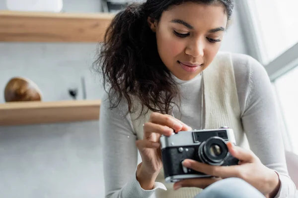 Jovem Afro Americana Mulher Ajustando Câmera Fotos Vintage Primeiro Plano — Fotografia de Stock