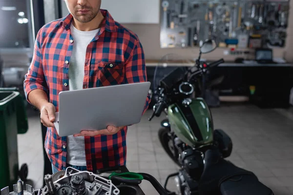 Vista Cortada Mecânico Usando Laptop Perto Peças Reposição Motocicleta Fundo — Fotografia de Stock
