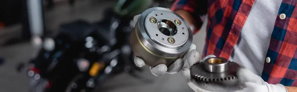 バイクの変速機の車輪を保持修理工のクロップドビュー バナー — ストック写真