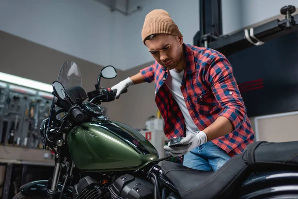 Fiatal Szerelő Kockás Ingben Méri Légnyomást Motorkerékpár Gumiabroncsában Manométerrel — Stock Fotó