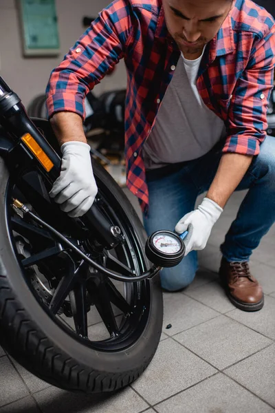 Werkstattmitarbeiter Misst Druck Reifen Des Motorrads Mit Luftmessgerät — Stockfoto