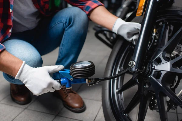 Visão Recortada Técnico Que Mede Pressão Pneu Motocicleta Com Manômetro — Fotografia de Stock