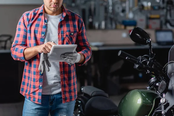 Atölyede Motosiklet Yanında Dijital Tablet Kullanan Kareli Gömlekli Tamircinin Kısmi — Stok fotoğraf