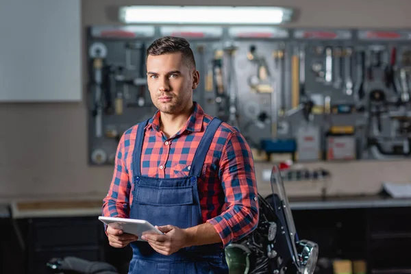 Young Technician Overalls Looking Camera While Holding Digital Tablet — Stock Photo, Image