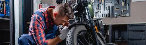 Ung Mekaniker Rutig Skjorta Kontroll Hjul Motorcykel Verkstad Banner — Stockfoto