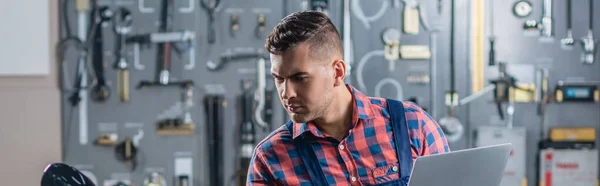 Young Mechanic Plaid Shirt Working Garage Banner — Stock Photo, Image