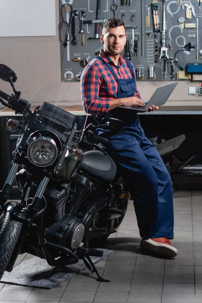 Mechanic Overalls Looking Camera While Standing Motorbike Laptop — Stock Photo, Image