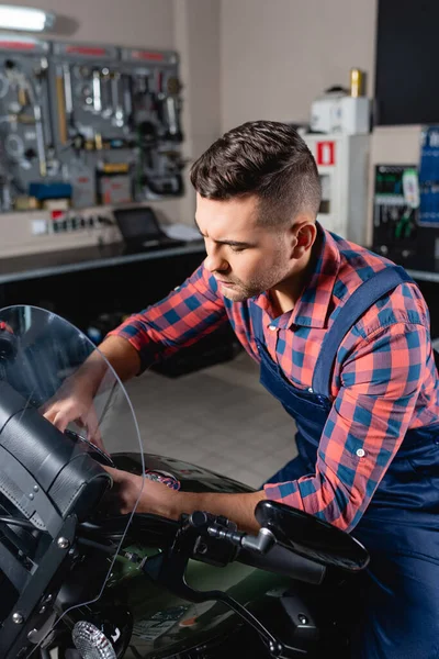 Joven Técnico Overoles Examinando Motocicleta Taller — Foto de Stock