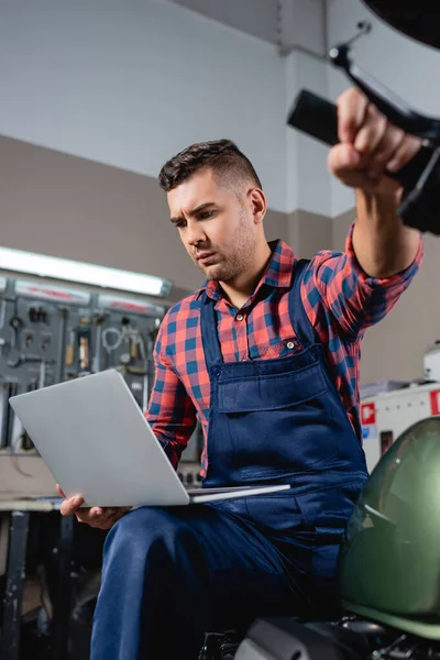 Young Technician Overalls Using Laptop While Sitting Motorbike Garage — Stock Photo, Image