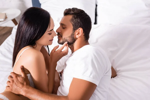 Glimlachende Man Shirt Knuffelen Kijken Naar Verleidelijke Vrouw Ondergoed Slaapkamer — Stockfoto