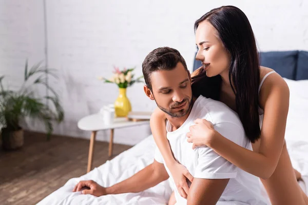 Sexy Junge Frau Dessous Umarmt Mann Shirt Auf Dem Bett — Stockfoto