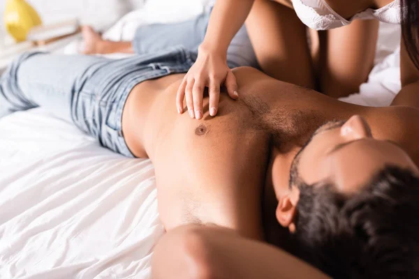 Σέξι Γυναίκα Εσώρουχα Αγγίζοντας Στήθος Του Shirtless Σέξι Άντρας Ξαπλωμένος — Φωτογραφία Αρχείου