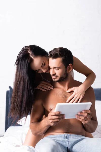 Sexy Brunette Woman Seducing Shirtless Man Tablet Bedroom — Stock Photo, Image